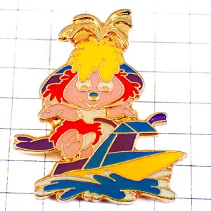 ピンバッジ・ジェットスキー水上バイクに乗るピンクの動物の女の子