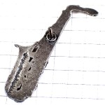 ピンバッジ・サックス楽器サクソフォン音楽ミュージック銀色シルバー SAXOPHONE SILVER