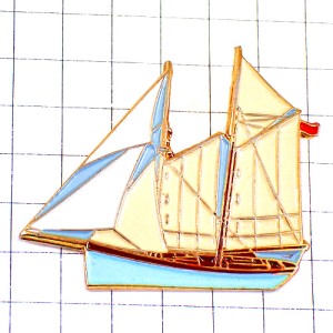 ピンバッジ・大型のヨット船ボート赤い旗