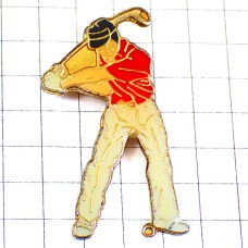 ピンバッジ・ゴルファー足元の球ショットの瞬間ゴルフ場