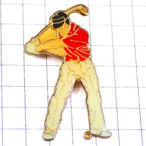 ピンバッジ・ゴルファー足元の球ショットの瞬間ゴルフ場