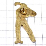 ピンバッジ・ゴルファー足元の球ショットの瞬間ゴルフ場