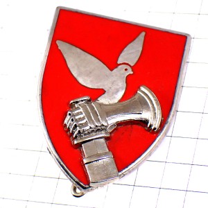 ブローチ・鳩シュバリエ騎士の甲冑の手と剣ミリタリー戦略空軍司令部フランス軍