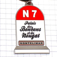 キーホルダー・国道7号線モンテリマール道路標示ヌガーお菓子シルバー銀色
