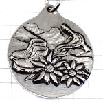 キーホルダー・プラトーダッシー紋章エーデルワイス登山靴トレッキングポール銀色アルプス山脈シルバー  PLATEAU-D-ASSY EDELWEISS ALPS FRANCE