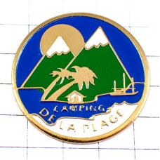 ピンバッジ・海岸のキャンプ場ヤシの木や太陽や山々