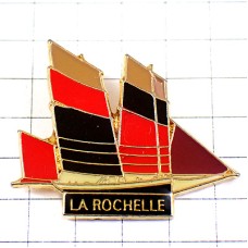 ピンバッジ・ラロシェル帆船ボート赤黒茶色ヨット ピンバッジ・ラロシェル帆船ボート赤黒茶色ヨット