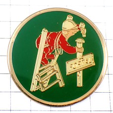 ピンバッジ・ハシゴに登って日曜大工