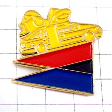 ピンバッジ・黄色いリボンの車プレゼント三角の旗 GIFT