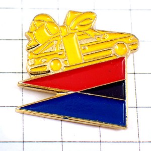 ピンバッジ・黄色いリボンの車プレゼント三角の旗 GIFT