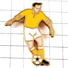 ピンバッジ・サッカー選手ボール黄色いシャツ ピンバッジ・サッカー選手ボール黄色いシャツ