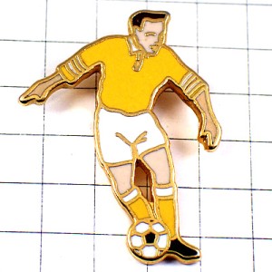 ピンバッジ・サッカー選手ボール黄色いシャツ