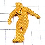 ピンバッジ・サッカー選手ボール黄色いシャツ