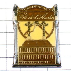 ピンバッジ・シャンパーニュ葡萄酒ぶどう搾り機シャンパン製造 CHATEAU-DE-L-AUCHE CHAMPAGNE