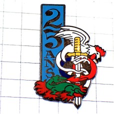 ピンバッジ・剣と雄鶏と火を吹く竜ドラゴン龍25年