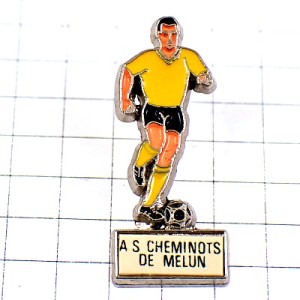 ピンバッジ・サッカー選手ボール黄色いシャツ