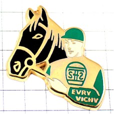ピンバッジ・黒馬と競馬の騎手ジョッキー EVRY HYPPODROME FRANCE ピンバッジ・黒馬と競馬の騎手ジョッキー EVRY HYPPODROME FRANCE