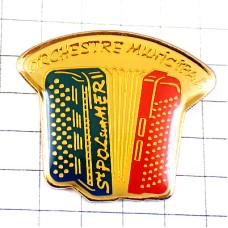ピンバッジ・アコーディオン音楽楽器トリコロール青白赤 ACCORDEON ORCHESTRE ST-POL BRETAGNE FRANCE ピンバッジ・アコーディオン音楽楽器トリコロール青白赤 ACCORDEON ORCHESTRE ST-POL BRETAGNE FRANCE