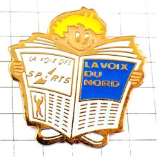 ピンバッジ・新聞を読む男の子スポーツ面 LA-VOIX-DU-NORD FRANCE