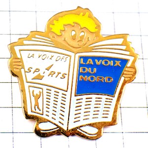 ピンバッジ・新聞を読む男の子スポーツ面 LA-VOIX-DU-NORD FRANCE