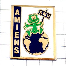 ピンバッジ・カエル地球に座る緑蛙