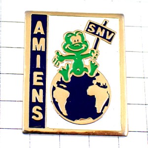 ピンバッジ・カエル地球に座る緑蛙