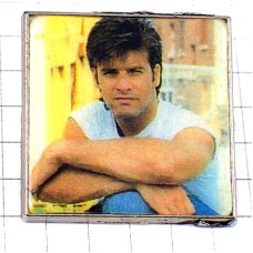 ピンバッジ・歌手ロックヴォワジーヌ写真