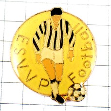 ピンバッジ・サッカー選手ボール縦縞シャツ ピンバッジ・サッカー選手ボール縦縞シャツ