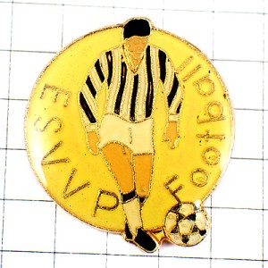 ピンバッジ・サッカー選手ボール縦縞シャツ