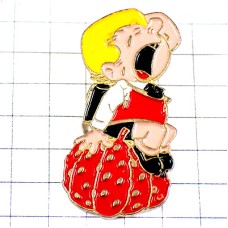 ピンバッジ・かぼちゃに座って泣く男の子カボチャ