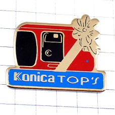 ピンバッジ・コニカ写真カメラ赤リボン花 KONICA TOP-S JAPAN