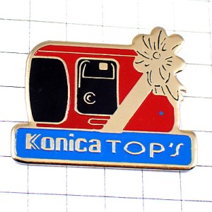 ピンバッジ・コニカ写真カメラ赤リボン花 KONICA TOP-S JAPAN