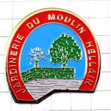 ピンバッジ・緑色の大きな木