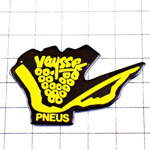 ピンバッジ・重なったタイヤ黄色いＶアルファベット