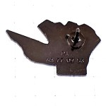 ピンバッジ・重なったタイヤ黄色いＶアルファベット