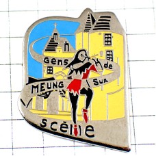 ピンバッジ・ラッパを吹き鳴らす道化師クラウン黄色いお城