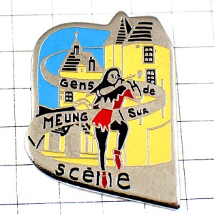 ピンバッジ・ラッパを吹き鳴らす道化師クラウン黄色いお城