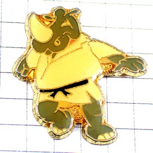 ピンバッジ・動物サイ犀の柔道家しろい道着と黒帯