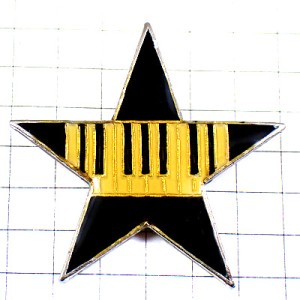 ピンバッジ・星スターにピアノの鍵盤ミュージック音楽 STAR PIANO