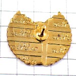 ピンバッジ・赤いヘルメットF1チェッカーフラッグ車レース月桂樹