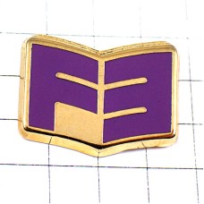 ピンバッジ・アルファベットFと3金色の本の形 ピンバッジ・アルファベットFと3金色の本の形