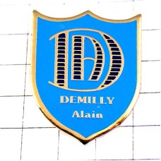 ピンバッジ・アルファベットDA紋章ブルー青