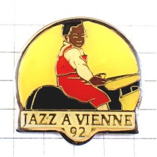 ピンバッジ・馬に乗る赤いサロペットの男の子ジャズ音楽ミュージック JAZZ VIENNE FRANCE