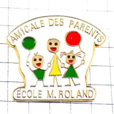 ピンバッジ・手をつなぐ親子と風船