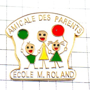 ピンバッジ・手をつなぐ親子と風船