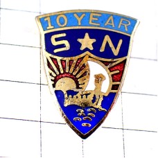 ピンバッジ・太陽と白い帆船アルファベットSN紋章10年 ピンバッジ・太陽と白い帆船アルファベットSN紋章10年