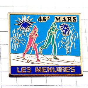 ピンバッジ・スキー二人カップル花火とともに MENUIRES ALPS SKIING FIREWORKS FRANCE