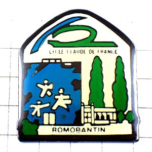 ピンバッジ・白い人たちや木々の風景 ROMORANTIN FRANCE