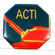 ピンバッジ・赤い戦車ミリタリー武器ネジ式キャッチ