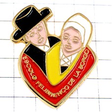 ピンバッジ・民族衣装のカップル黒い帽子 ピンバッジ・民族衣装のカップル黒い帽子